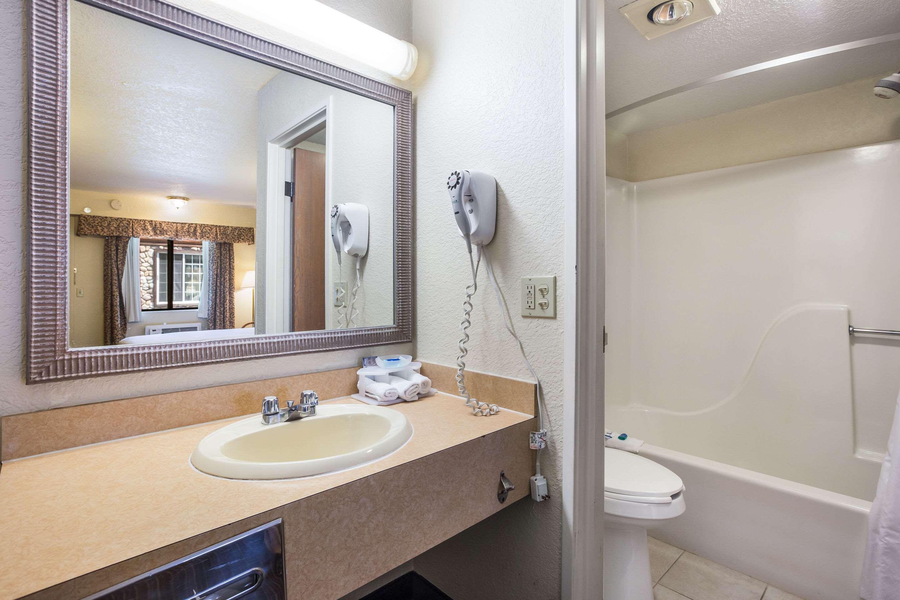 Days Inn By Wyndham Mackinaw City - Bridgeview Area Exterior photo