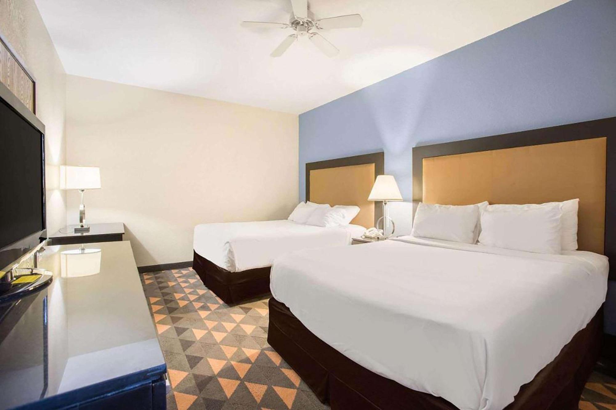 Days Inn By Wyndham Mackinaw City - Bridgeview Area Exterior photo