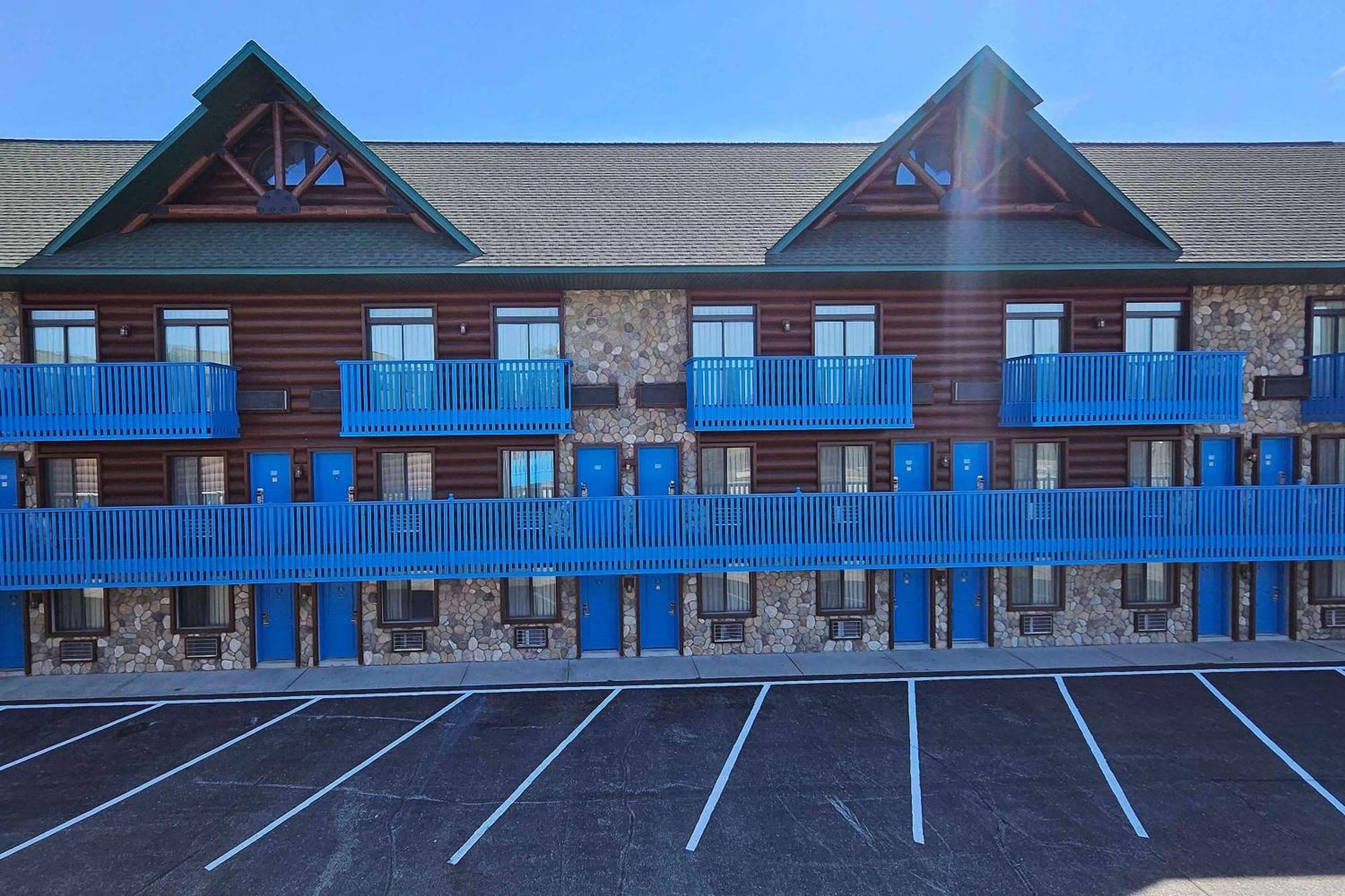 Days Inn By Wyndham Mackinaw City - Bridgeview Area Exterior photo